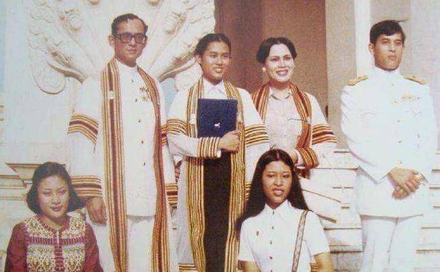 泰国王室放出诗琳通珍贵档案,公主身高首次曝光,1米68真的不低_普密蓬