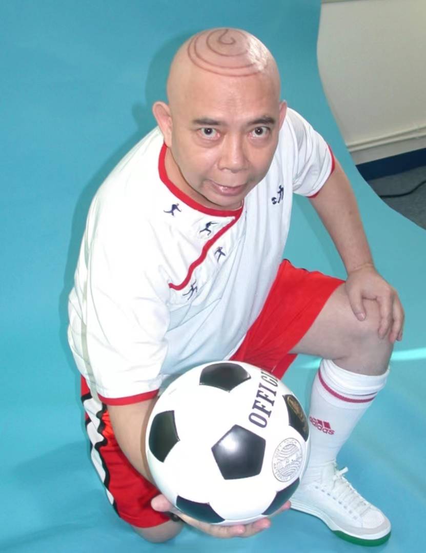 81岁知名老戏骨内地设宴庆生,曾公开大骂周星驰引关注