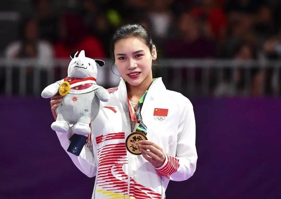 蹦床女神 刘灵玲:身材傲人夺下三冠,泳装照片在网上爆火!