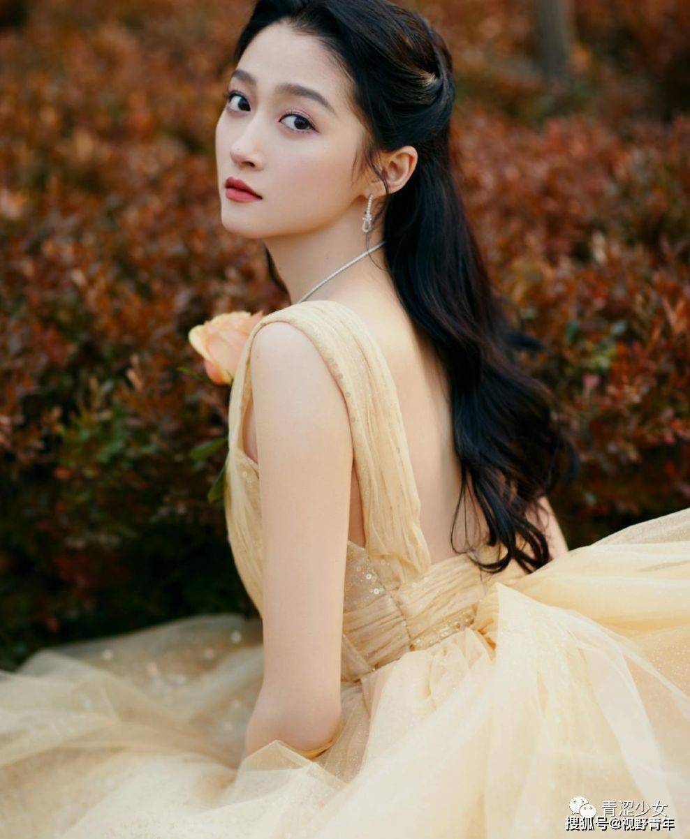 关晓彤半透明浅色纱裙引发热议,灯光开启的那一刻,现场太尴尬了_闺女