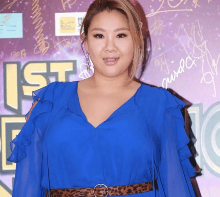 对此,不少网友都直呼郑欣宜真的瘦了好多,早先的郑欣宜体重有180斤