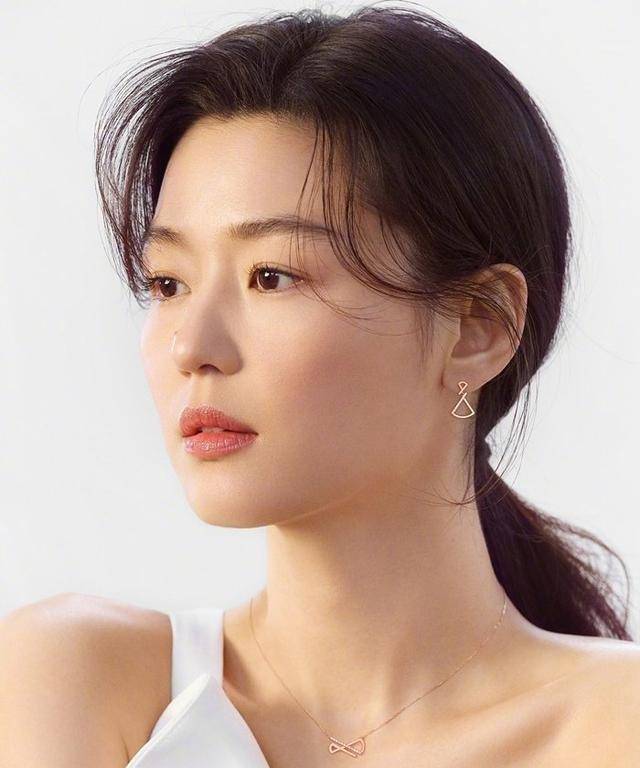 39岁全智贤春季新造型,打扮精致配饰点缀,依然青春散发女人魅力_个人