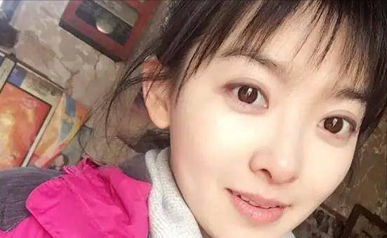 王京京晒结婚照,三套婚纱轮着换,丈夫被挡脸身份成谜_爱情_夫妻_老公