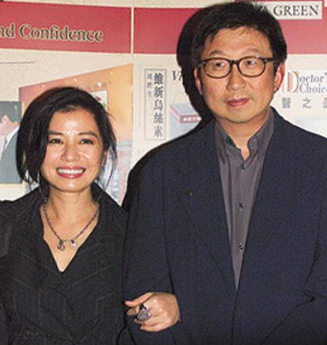 后来的时候钟楚红渐渐的就很少出现在荧幕了,之后就退圈和男友朱家鼎