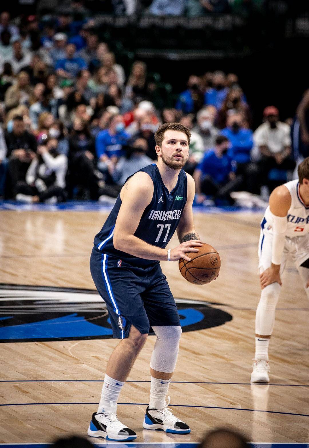 卢卡·东契奇:超出年龄的智慧和时尚度,为篮球界树立了新的标杆_比赛