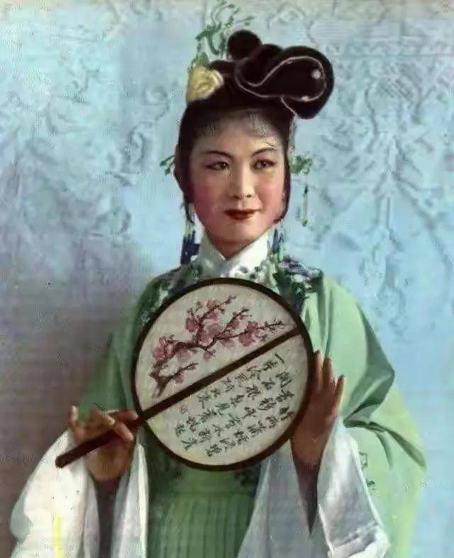 严凤英因唱戏险些被沉塘,为唱戏和少爷离婚,38岁自杀惨遭剖腹_甘律