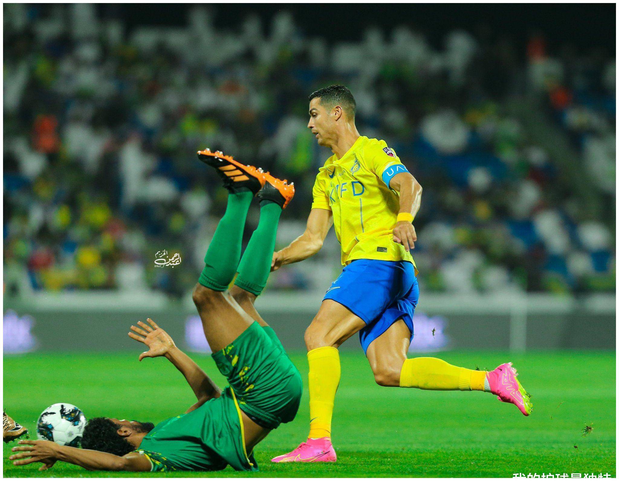 然而,在c罗庆祝之后,裁判却先示意越位了.