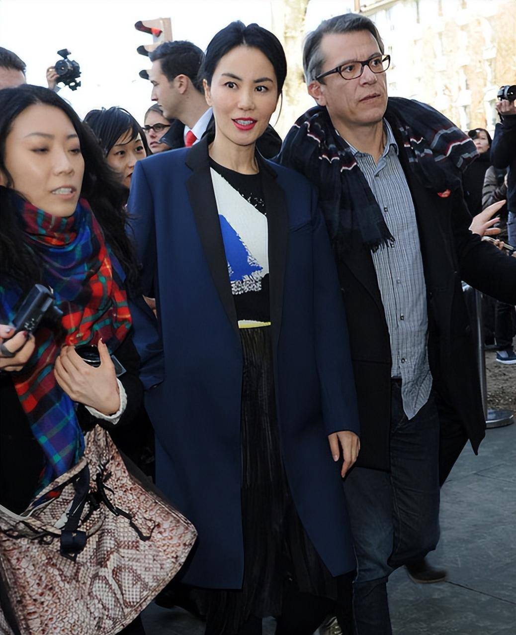 王菲真是"不老的女神"!53岁穿大衣长裙太美了,谢霆锋接手了_外套_蓝色