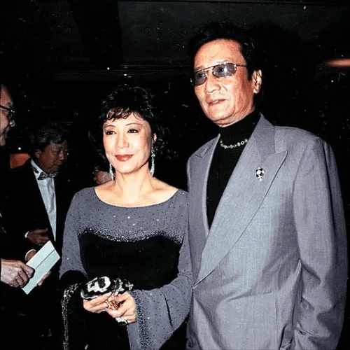 谢贤第一任女朋友——嘉玲,也是一个当红演员.