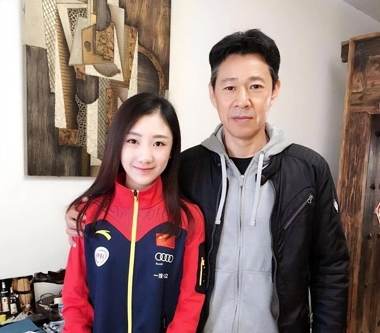 "硬汉"张丰毅:二婚娶小12岁霍凡,爱妻如命,两人至今无子_吕丽萍_孩子