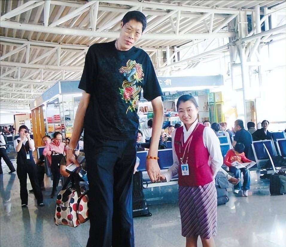 亚洲第一巨人张俊才:身高竟达2.42米,斩获世界纪录后生活如何?