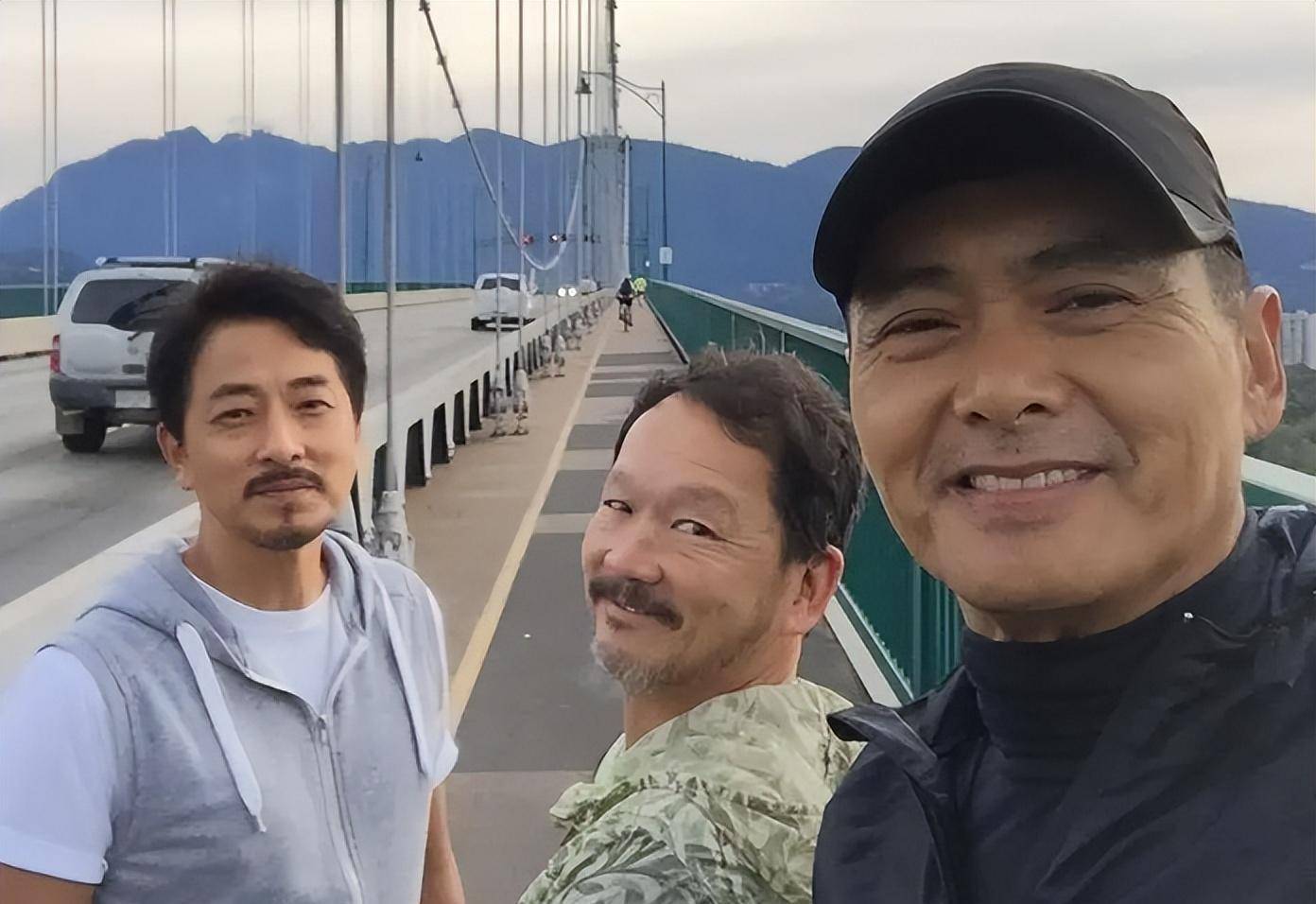 66岁周润发的白发抢镜,坦然面对自然老去,才是自信的魅力_奶奶_认可