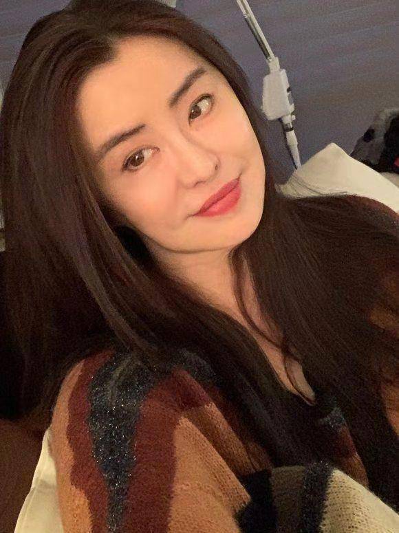 她去美国送货,并上传了两张自拍,照片中王祖贤身穿毛衣,画了淡妆,一如