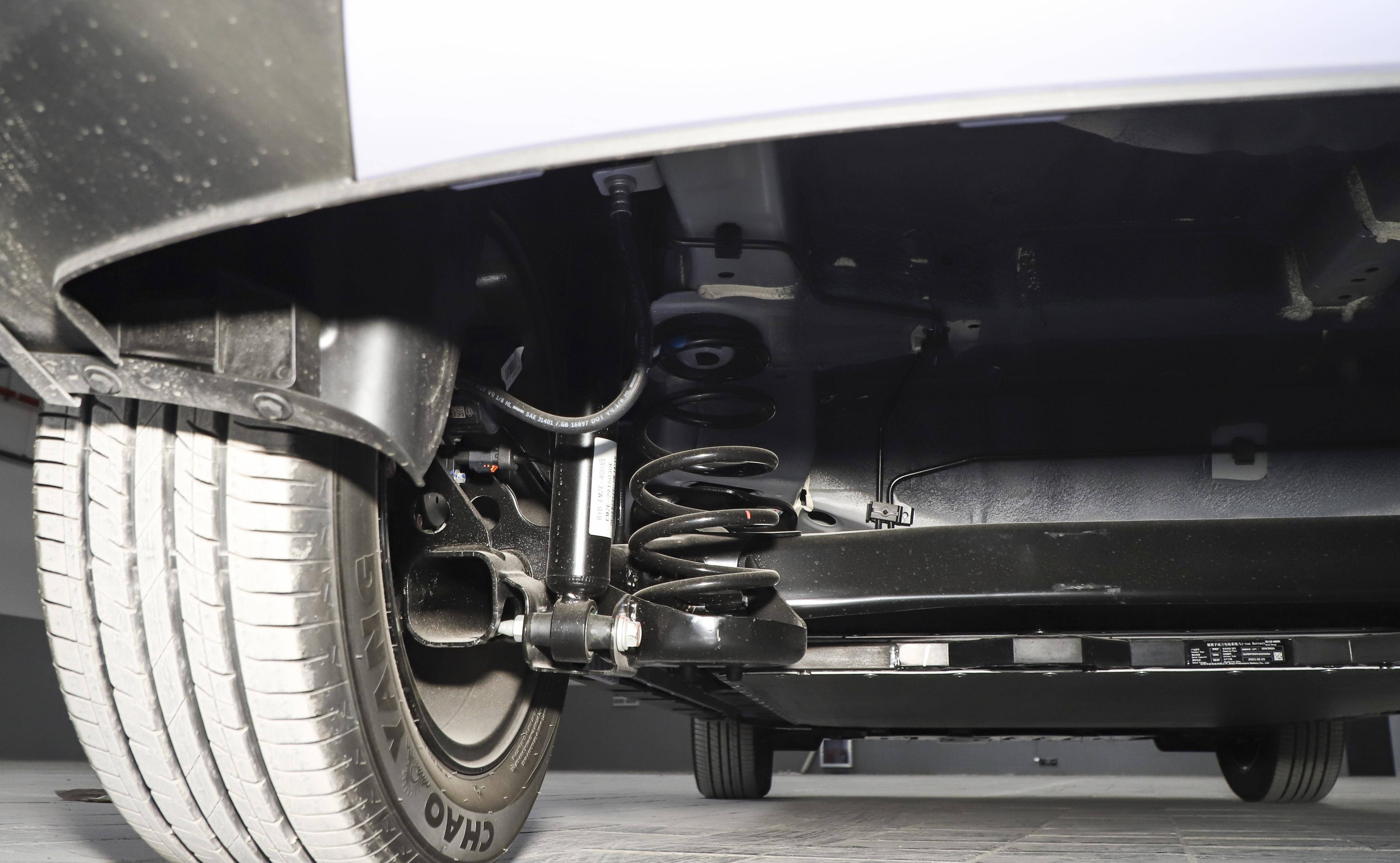 三区五环超高强钢笼式车身,舒适化底盘调校,esc车身稳定系统等配置