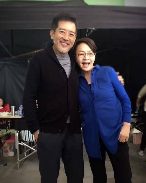 72岁秦汉进组拍新戏,晒和孙红雷合影,两大男神同框好帅气_林青霞_电视