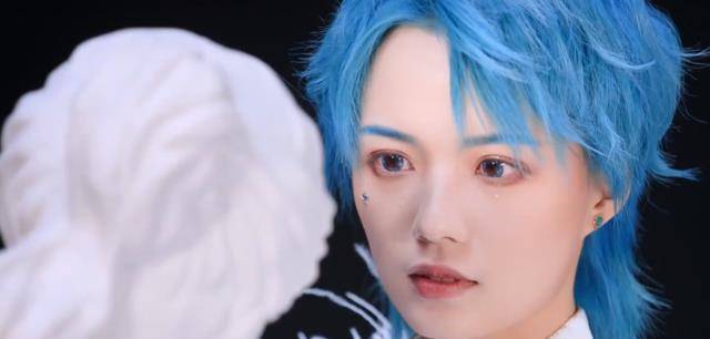 b站党妹深陷抄袭风波,新发mv与男团撞车,回应声明内容引发争议_镜头