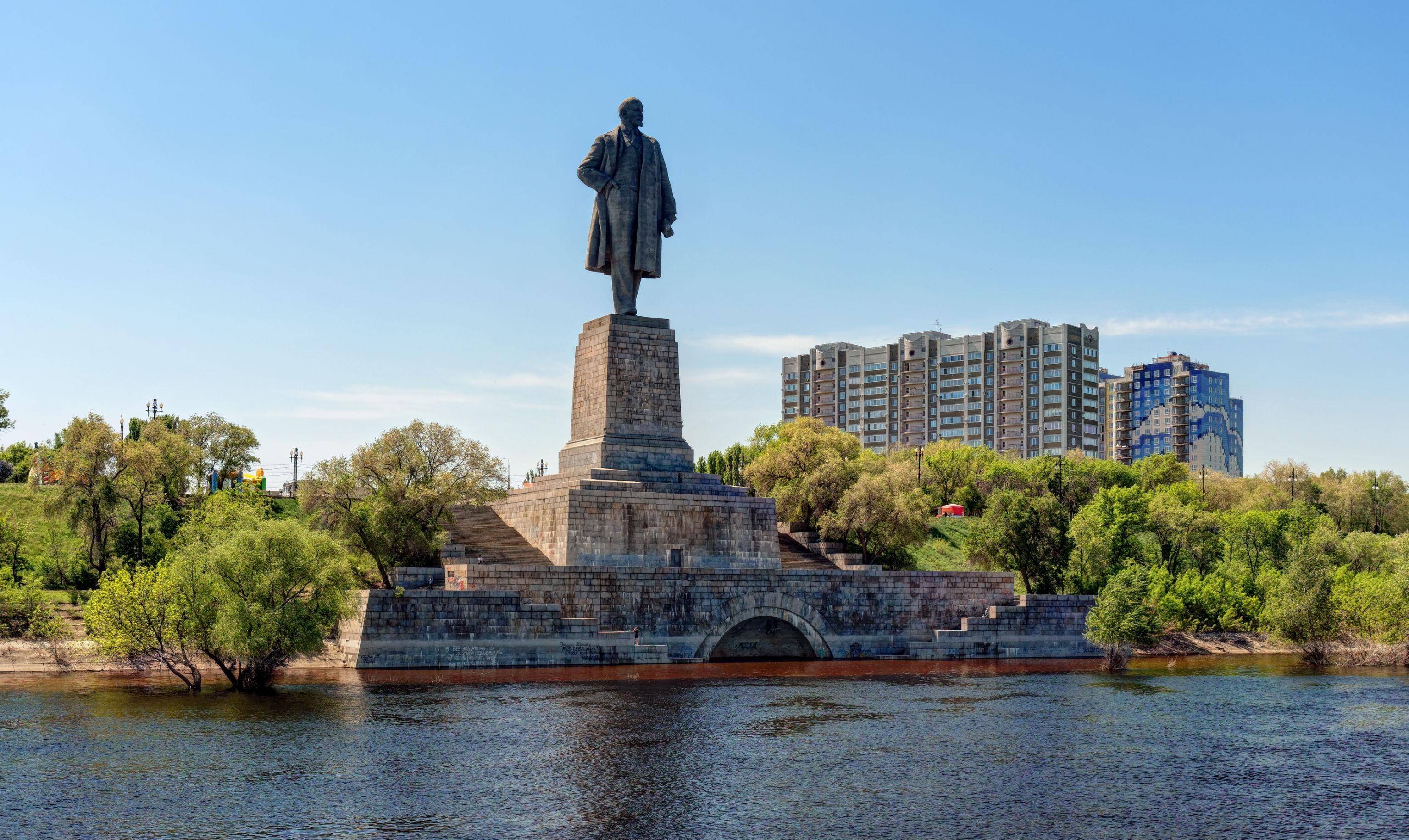 纪念碑,高26米;排名第三的是奥什市(吉尔吉斯斯坦)高25米的列宁纪念碑