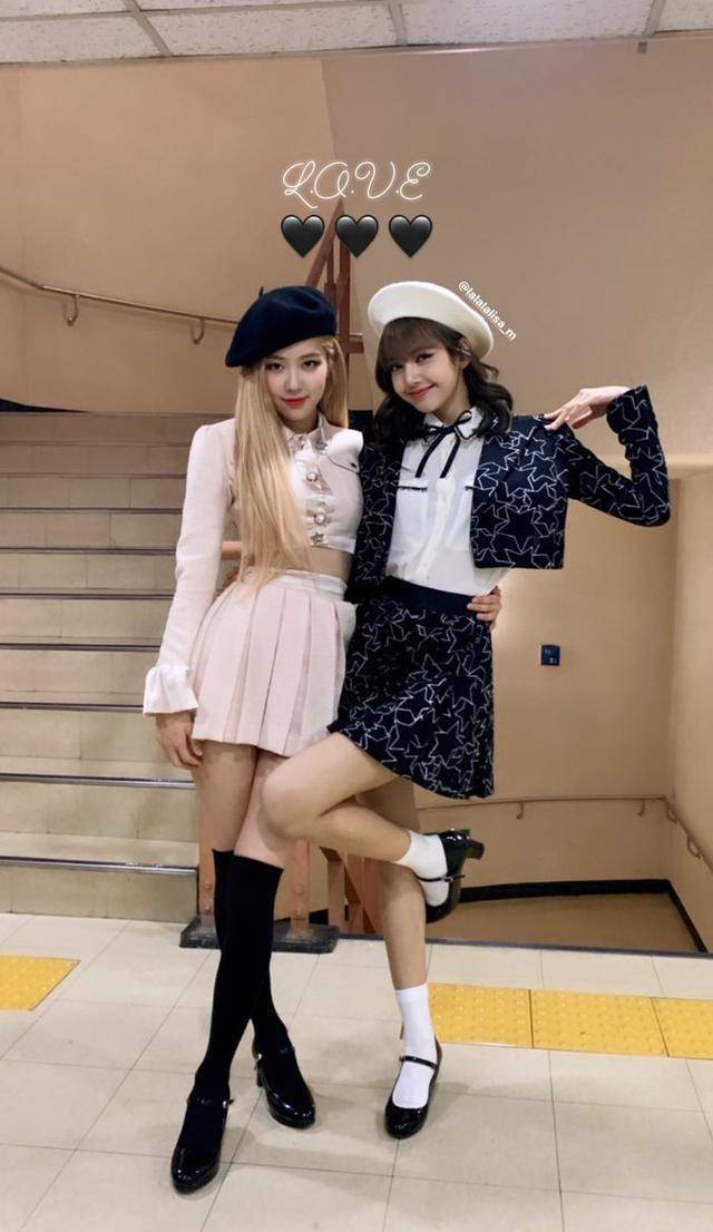 比如有一张rose在舞台上躺着的照片,正面的全身照将她的纤细身材展示