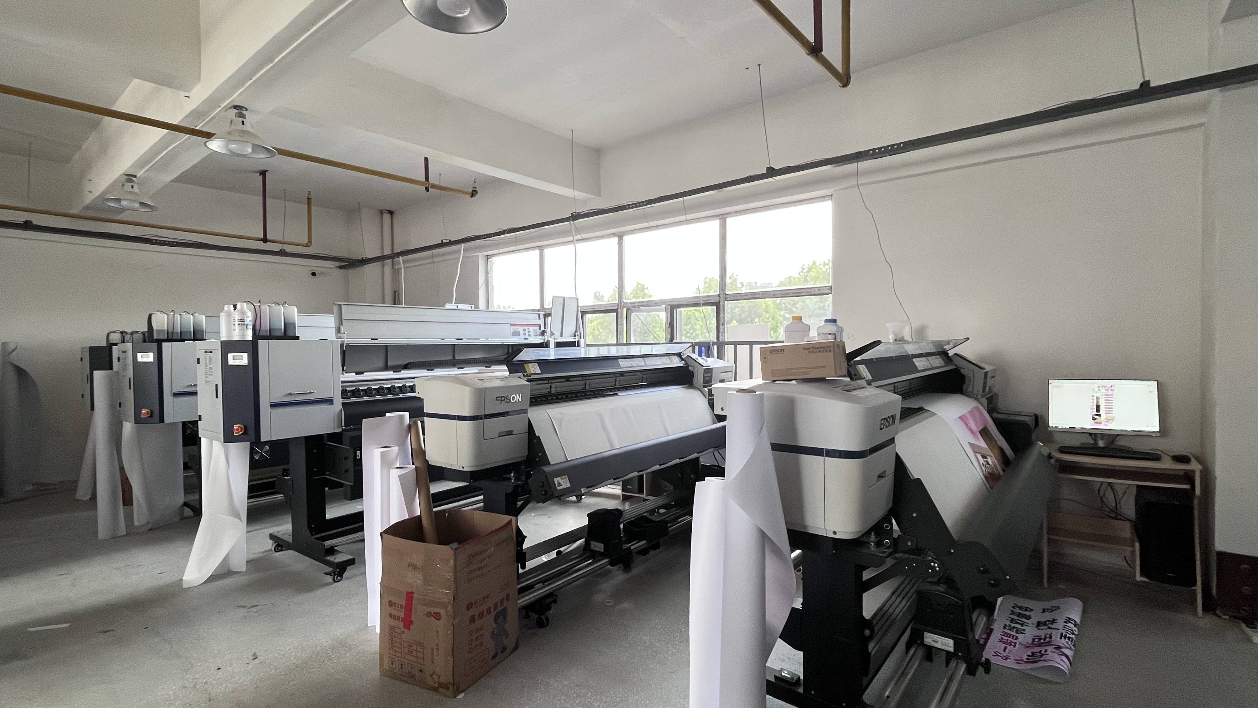 热烈祝贺:鑫东盛广告引进湖北首台6.8米uv机​,6米不再拼接!