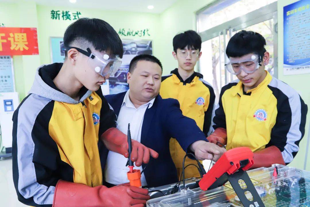 2023夏秋季热门专业推荐：新能源+汽车检测与维修