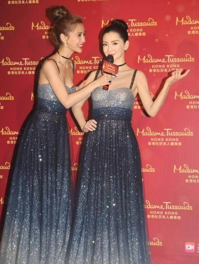 网友们发现angelababy虽然的确比蜡像漂亮,但瘦得只有排骨胸,身材不及