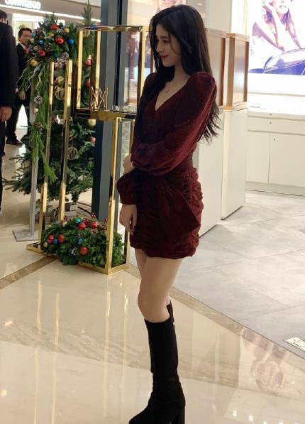 而在自拍的时候小鞠还露出了漂亮的锁骨,但其实更绝的是鞠婧祎的全身