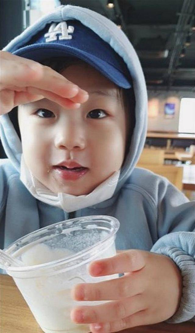 exo金钟仁的侄子已经开始遗传"偶像基因",展现超凡美貌水平!