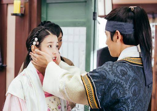 iu和边伯贤在音源榜上狭路相逢!