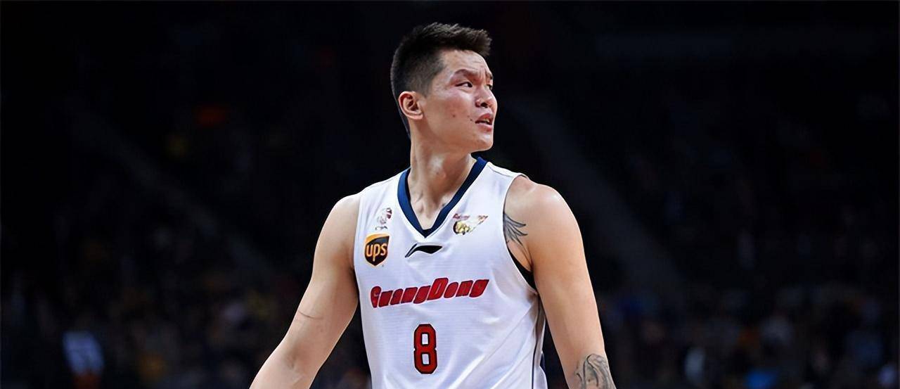 她是易建联的老板娘,背部纹身时尚,年过40仍是气质十足_吴迪_篮球