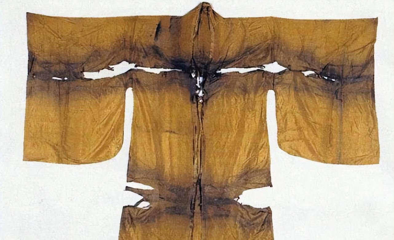 墓主人的广袖袍墓主人穿着打扮是典型的南宋风格,头绾高髻戴金丝彩冠