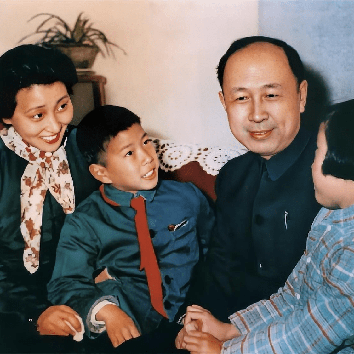 36岁没结婚,干妹妹给他介绍对象,钱学森:要不你嫁给我吧!