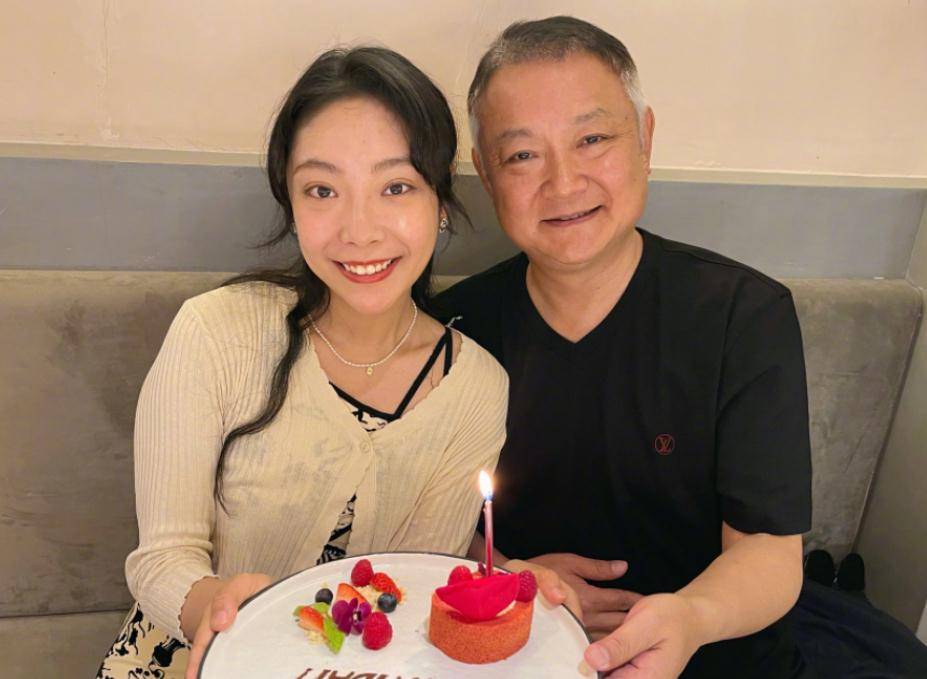 女儿和妈妈一个模子,爸爸满头白发太显老_孩子_父亲_一家人