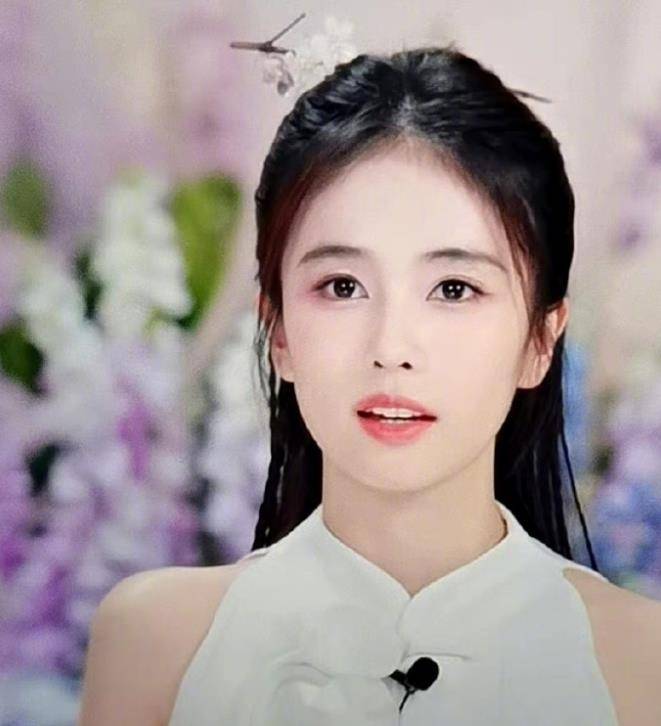 白鹿的紫色眼妆真的很漂亮,相比程潇的白玫瑰西装裙更加抢眼_发夹