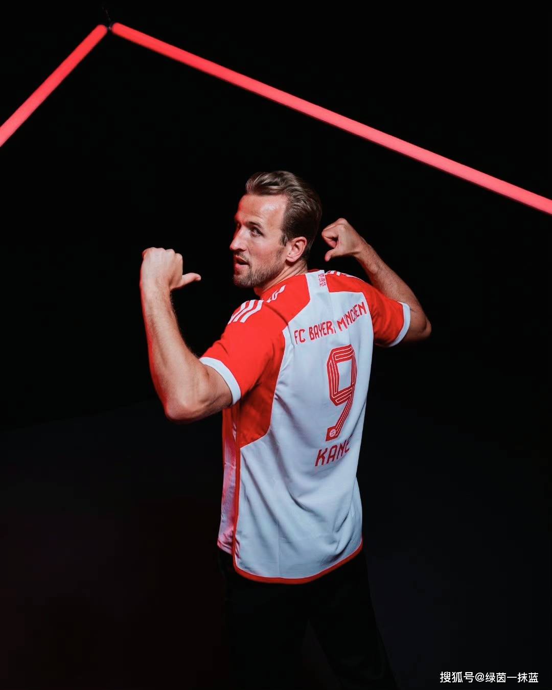 凯恩的转会费为1亿欧固定转会费 2000万欧浮动条款,凯恩现年30岁,身高