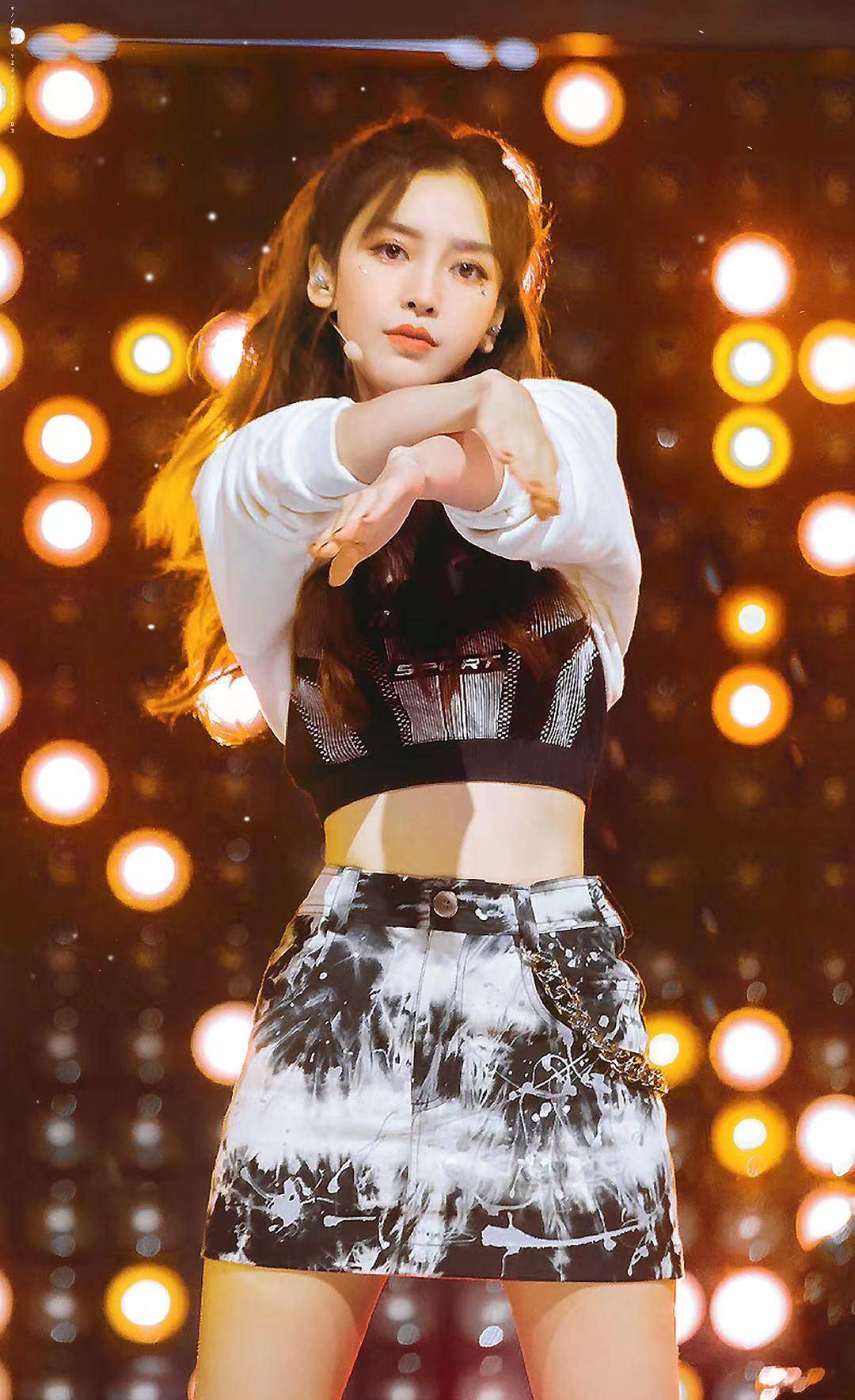 金发女明星内卷女团门面,杨幂霸气周也韩范儿,angelababy精致_封面