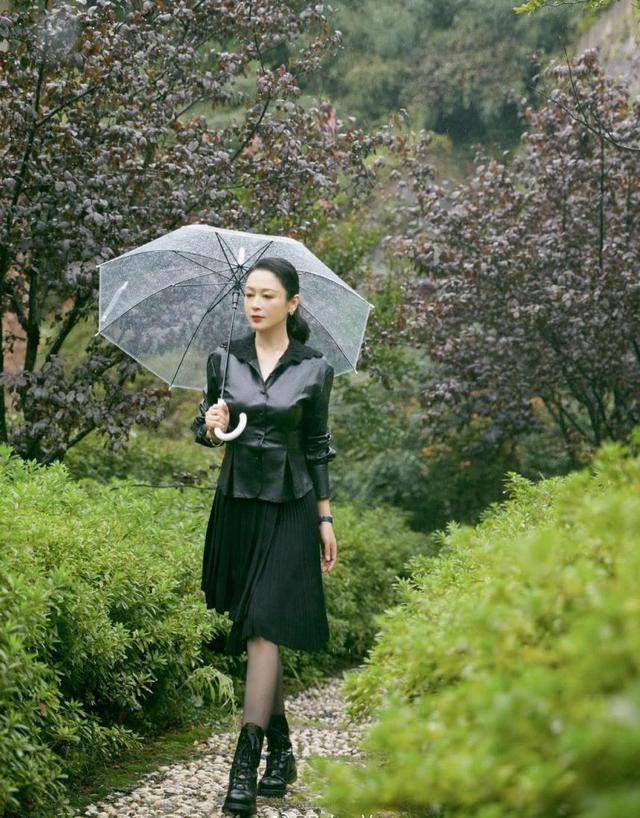 51岁陈红穿皮衣现身!