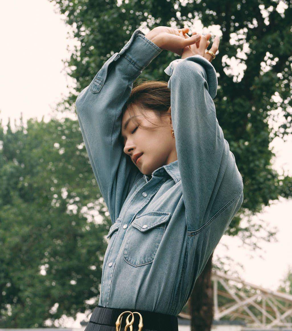 万茜身穿牛仔外套搭配亮片裙,酷飒时髦,短发像高中生_时尚_黑色_气质