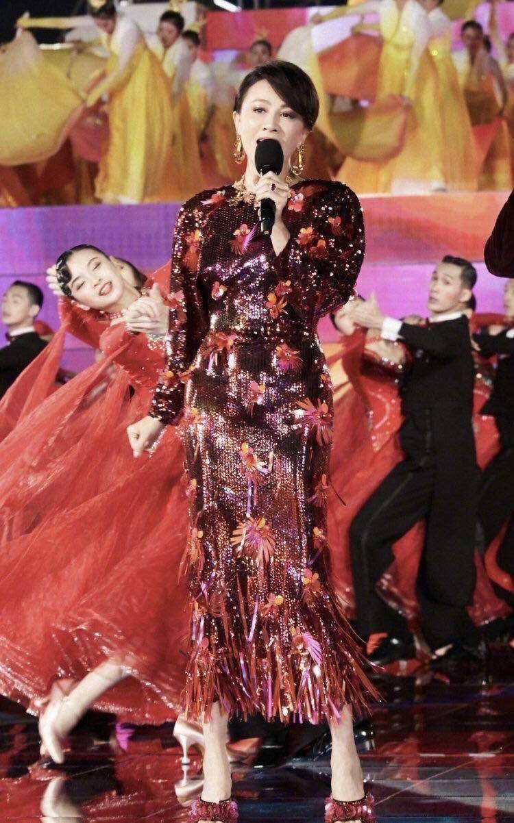 54岁刘嘉玲真美,versace礼服和棉袄都能驾驭,成熟女人太迷人_舞台