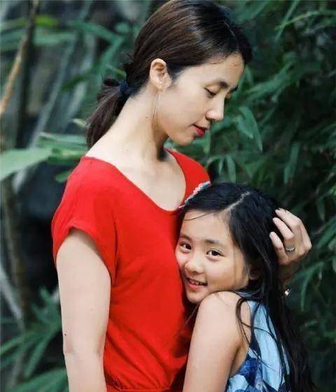 黄磊孙莉女儿黄多多近照,时尚打扮显得时尚,越来越像母亲_父母_微博