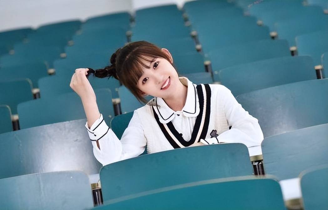 18线小明星季美含,26岁刚开始崭露头角,这次能否打一场翻身仗?