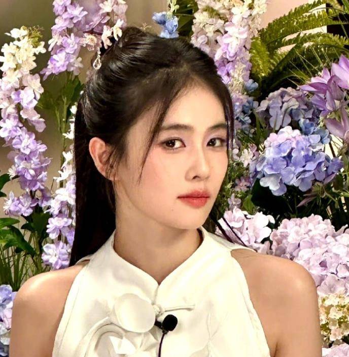 白鹿的紫色眼妆真的很漂亮,相比程潇的白玫瑰西装裙更加抢眼_发夹