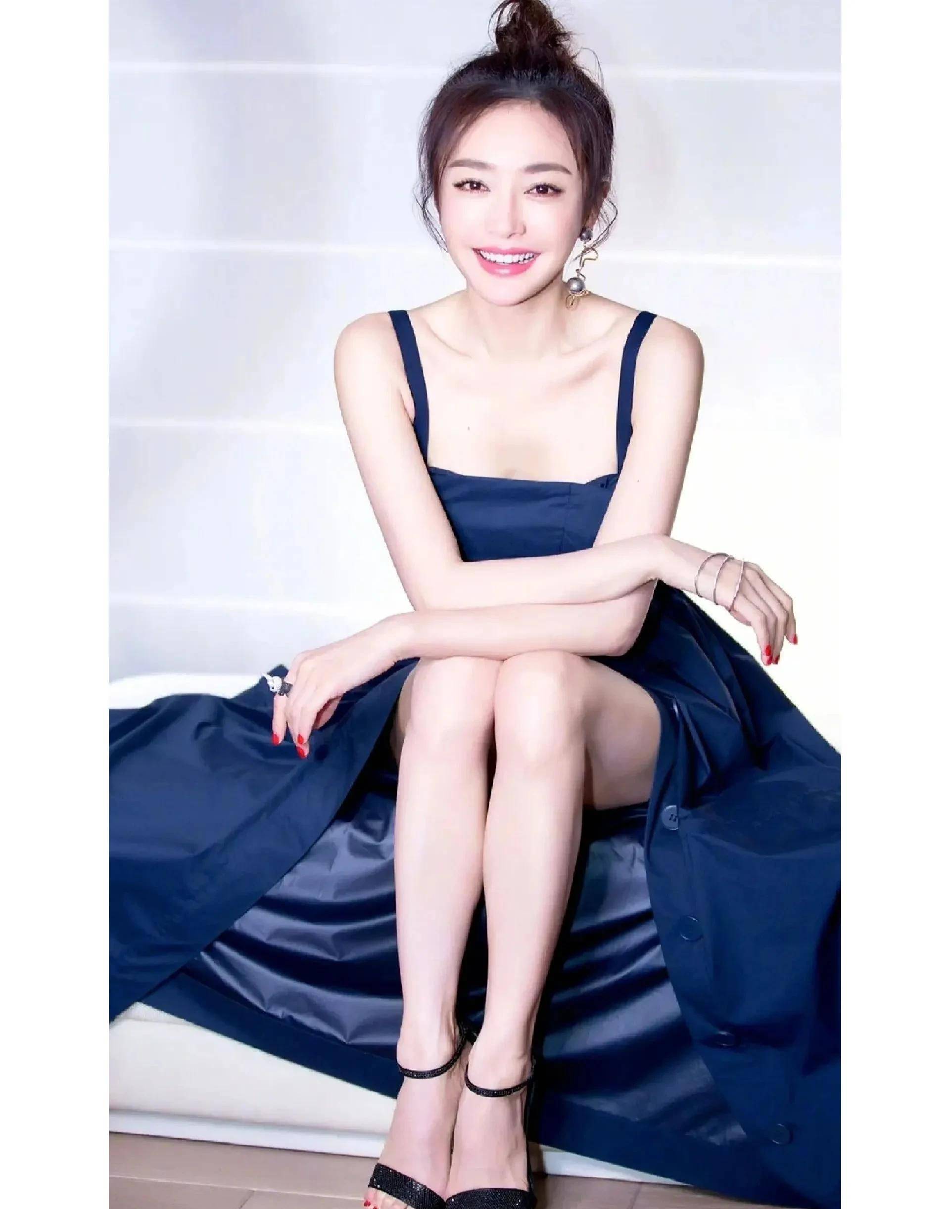 秦岚的时尚与知性共存_文学_朋友_女子