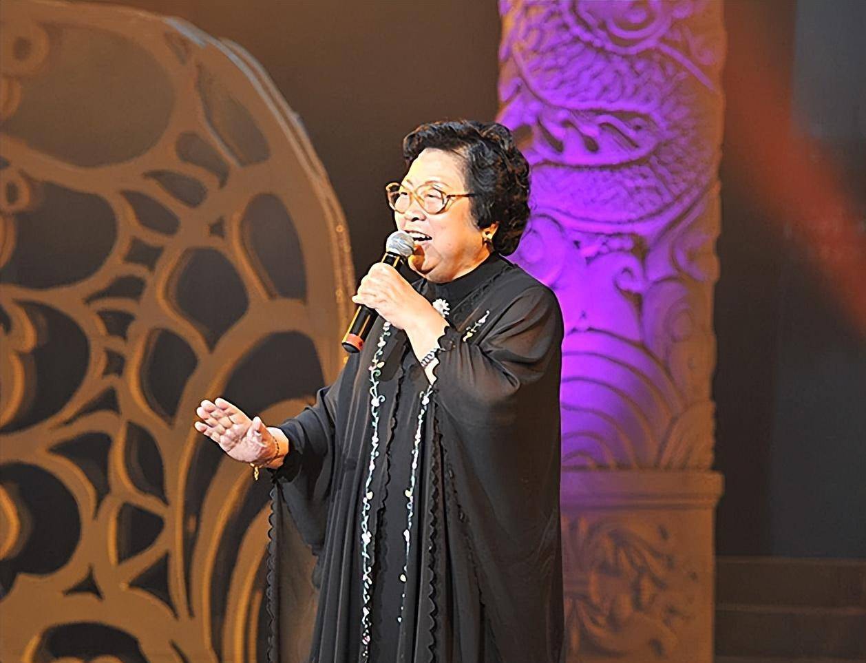 白毛女王昆:18岁嫁给初恋恩爱71年,风雨相伴背后有心酸有眼泪_周巍峙