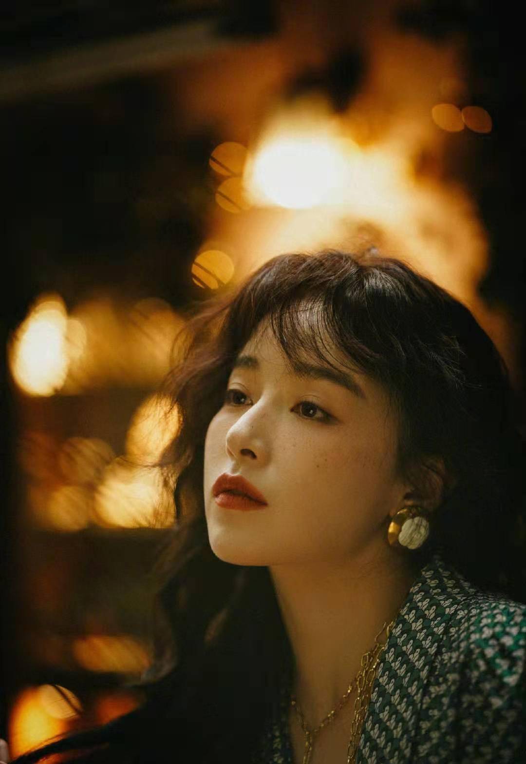 阚清子真是时髦精,波浪卷泡泡发在线营业,港风味十足_故事_红色_大片