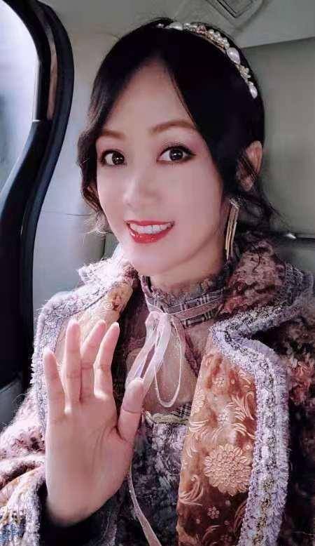 51岁梁小冰戴红花扮嫩?