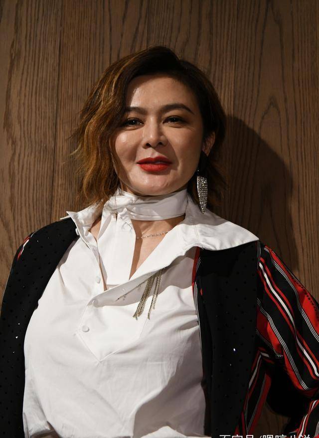 56岁关之琳参加活动,气质不输小姑娘,未修图中两个细节暴露年龄_明星