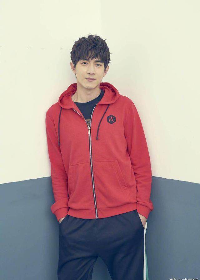 朱一龙的好兄弟彭冠英也是88年出生的,190的大个子,人长得帅气,性格也