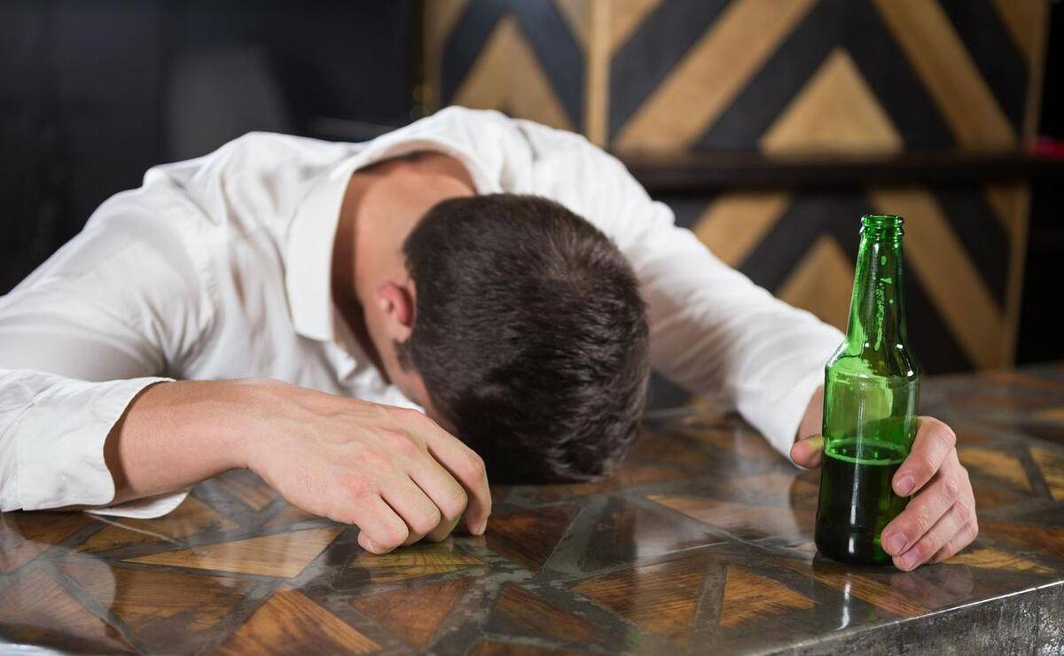 每次回到家,陈丽总能从他身上闻到酒味,一天,我在外面劳动的时候,听到