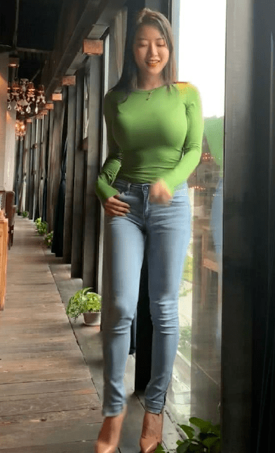 蒋聘婷穿绿底衫与130猫合影,魔鬼身材凹凸不平_时尚_风格_魅力