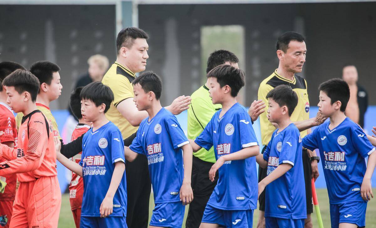 关于踏上职业之路：年轻球员的成长故事的信息
